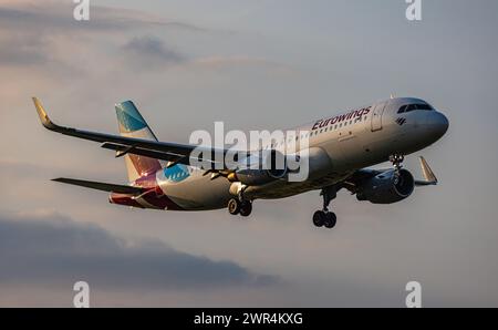 Ein Airbus A320-214 von Eurowings ist im Anflug auf die Landebahn 28 des Flughafen Zürich. Registration D-AEWV. (Zürich, 06.06.2023) Stock Photo