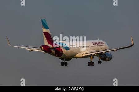 Ein Airbus A320-214 von Eurowings ist im Anflug auf die Landebahn 28 des Flughafen Zürich. Registration D-AEWV. (Zürich, 06.06.2023) Stock Photo