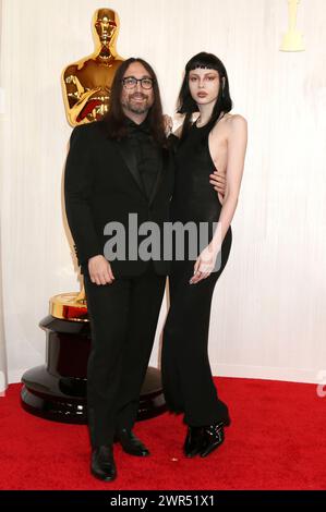 Sean Lennon mit Partnerin Charlotte Kemp Muhl bei der Oscar Verleihung 2024 / 96th Annual Academy Awards im Dolby Theatre. Los Angeles, 10.03.2024 Stock Photo