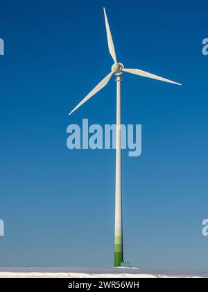 Eine Windkraftanlage bei Bonndorf im Schwarzwald im Landkreis Waldshut, Baden-Württemberg. (Bonndorf im Schwarzwald, Deutschland, 03.12.2023) Stock Photo