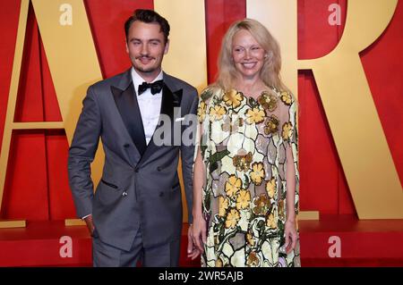 Brandon Lee mitt Mutter Pamela Anderson bei der Vanity Fair Oscar Party ...