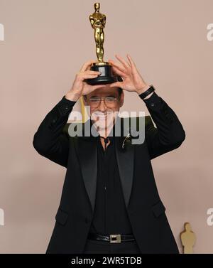 Los Angeles, USA. 10th Mar, 2024. Robert Downey Jr., winner of Best Supporting Actor award for 'Oppenheimer' pose in the press room at the The 96th Academy Awards held by the Academy of Motion Picture Arts and Sciences at the Dolby Theatre in Los Angeles, CA on Sunday, March 10, 2024. (Photo by Sthanlee B. Mirador/Sipa USA) Credit: Sipa USA/Alamy Live News Stock Photo