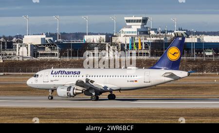 München, Deutschland - 1. Januar 2022: Ein Airbus A319-112 von Lufthansa landet auf dem Flughafen München. Registration D-AIBB. Stock Photo