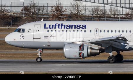München, Deutschland - 1. Januar 2022: Ein Airbus A319-112 von Lufthansa landet auf dem Flughafen München. Registration D-AIBB. Stock Photo