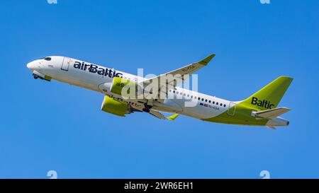 Ein Airbus A220-300 von Air Baltic startet vom Flughafen München. Registration YL-CSA. (München, Deutschland, 26.05.2022) Stock Photo