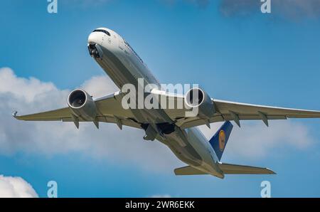 Ein Airbus A350-941 von Lufthansa startet vom Flughafen München. Registration D-AIXG. (München, Deutschland, 26.05.2022) Stock Photo