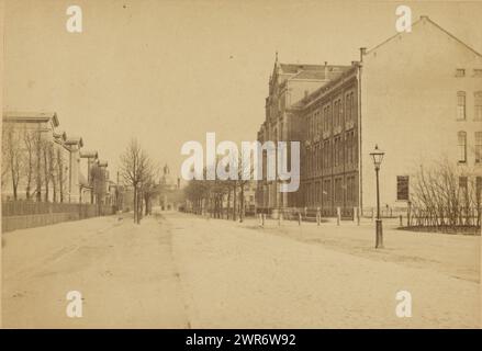 View of the Plantage Middenlaan with the St. Jacobsgesticht on the right and the Muiderpoort in Amsterdam, Amsterdam (series title on object), anonymous, publisher: Andries Jager, Plantage Middenlaan, publisher: Amsterdam, 1860 - 1890, photographic support, albumen print, height 94 mm × width 136 mm, height 108 mm × width 168 mm, cabinet photograph Stock Photo