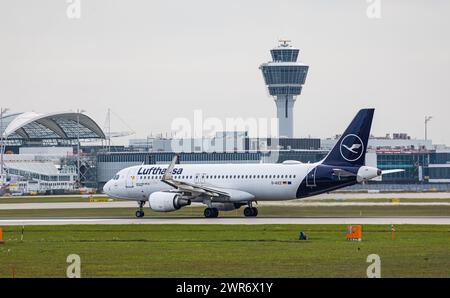 Ein Airbus A320-214 von Lufthansa startet von der Nordbahn des Flughafen München. Immatrikulation D-AIZZ. (München, Deutschland, 09.10.2022) Stock Photo