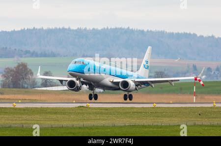 Ein Embraer 190STD von KLM Cityhopper landet auf Piste 14 des Flughafen Zürich. Registration PH-EZE. Stock Photo