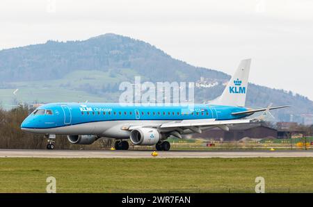 Ein Embraer 190STD von KLM Cityhopper landet auf Piste 14 des Flughafen Zürich. Registration PH-EZE. Stock Photo