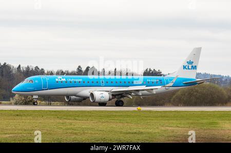 Ein Embraer 190STD von KLM Cityhopper landet auf Piste 14 des Flughafen Zürich. Registration PH-EZE. Stock Photo