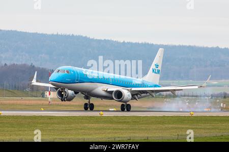 Ein Embraer 190STD von KLM Cityhopper landet auf Piste 14 des Flughafen Zürich. Registration PH-EZE. Stock Photo