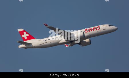 Zürich, Schweiz - 19. März 2022: Ein Airbus A220-300 von Swiss International Airlines startet vom Flughafen Zürich. Stock Photo