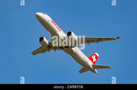 Ein Airbus A220-300 von Swiss International Airlines startet vom Flughafen Zürich. Registration HB-JNC. (Zürich, Schweiz, 27.06.2022) Stock Photo