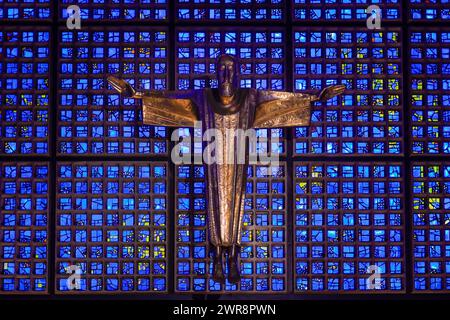 Kruzifix, Kaiser-Wilhelm-Gedächtniskirche, Neue Kirche von Egon Eiermann, Breitscheidplatz, Charlottenburg, Berlin, Deutschland *** Crucifix, Kaiser Wilhelm Memorial Church, New Church by Egon Eiermann, Breitscheidplatz, Charlottenburg, Berlin, Germany Stock Photo