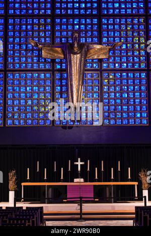 Kruzifix und Altar, Kaiser-Wilhelm-Gedächtniskirche, Neue Kirche von Egon Eiermann, Breitscheidplatz, Charlottenburg, Berlin, Deutschland *** Crucifix and altar, Kaiser Wilhelm Memorial Church, New Church by Egon Eiermann, Breitscheidplatz, Charlottenburg, Berlin, Germany Stock Photo