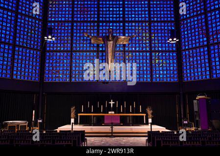 Kruzifix und Altar, Kaiser-Wilhelm-Gedächtniskirche, Neue Kirche von Egon Eiermann, Breitscheidplatz, Charlottenburg, Berlin, Deutschland *** Crucifix and altar, Kaiser Wilhelm Memorial Church, New Church by Egon Eiermann, Breitscheidplatz, Charlottenburg, Berlin, Germany Stock Photo