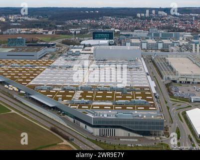 Mercedes-Benz Werk Sindelfingen, Tor 5. In der Factory 56 werden neben der E- und S-Klasse in drei Varianten auch die ersten EQ-Elektromodelle und Robo-Taxis produziert. Die Daimler AG spricht von der Automobil-Produktion der Zukunft . // :Sindelfingen, Baden-Württemberg, Deutschland, 10.03.2024 *** Mercedes Benz Sindelfingen plant, Gate 5 Factory 56 produces three variants of the E and S Class as well as the first EQ electric models and Robo Taxis Daimler AG talks about the automobile production of the future Sindelfingen, Baden Württemberg, Germany, 10 03 2024 Stock Photo