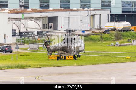 Ein Super Puma des Typs Aerospatiale AS 332, heute Airbus Helicopters H215 der Schweizer Luftwaffe bringt einen Staatsmann an den Flughafen Zürich. Da Stock Photo