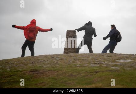15/02/120  Hikers struggle to stand as 73 mph winds are recorded at the summit of Mam Tor near Castleton in the Derbyshire as Storm Dennis smashes int Stock Photo
