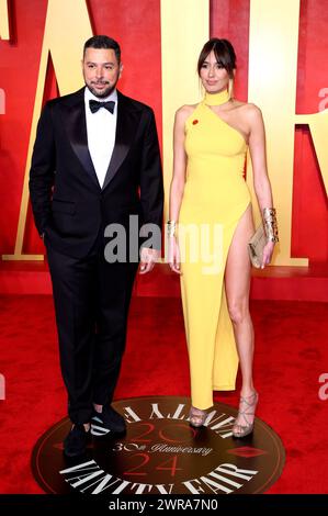 Ayman Mohyeldin mit Ehefrau Kenza Fourati bei der Vanity Fair Oscar Party 2024 anlässlich der 96. Oscar-Verleihung im Wallis Annenberg Center for the Performing Arts. Beverly Hills, 10.03.2024 Stock Photo