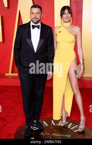 Ayman Mohyeldin mit Ehefrau Kenza Fourati bei der Vanity Fair Oscar Party 2024 anlässlich der 96. Oscar-Verleihung im Wallis Annenberg Center for the Performing Arts. Beverly Hills, 10.03.2024 Stock Photo