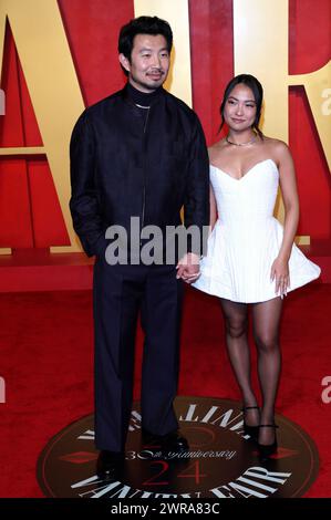 Simu Liu mit Freundin Allison Hsu bei der Vanity Fair Oscar Party 2024 anlässlich der 96. Oscar-Verleihung im Wallis Annenberg Center for the Performing Arts. Beverly Hills, 10.03.2024 Stock Photo
