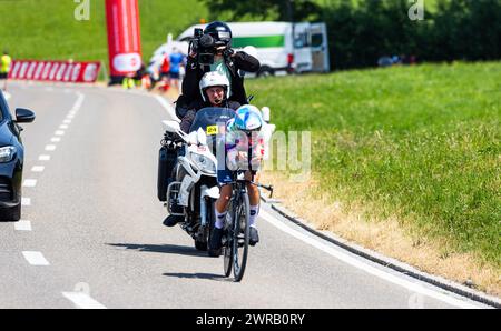 Die Schweizer Radrennfahrerin Elise Chabbey vom Team Canyon//SRAM Racing kämpft sich, während dem Einzelzeitfahren der 2. Etappe der Tour de Suisse de Stock Photo