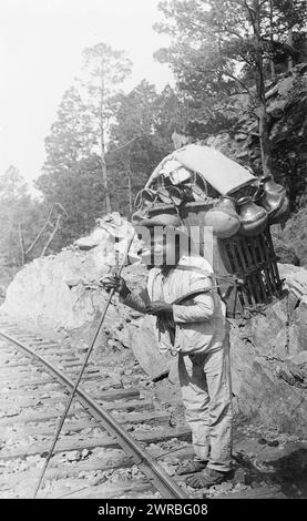 Peon potter, Mexico, Mexican man carrying large bundle of pots on his back., between ca. 1890 and 1923, Peasants, Mexico, 1890-1930, Photographic prints, 1890-1930., Photographic prints, 1890-1930, 1 photographic print Stock Photo