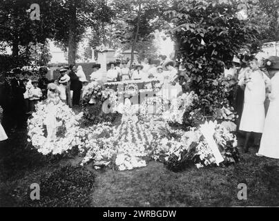 Wilbur Wright funeral - floral decorations at the grave, Photograph shows mourners and floral decorations at the grave of Wilbur Wright in Woodland Cemetery, Dayton, Ohio., 1912, Wright, Wilbur, 1867-1912, Death & burial, Photographic prints, 1910-1920., Photographic prints, 1910-1920, 1 photographic print Stock Photo