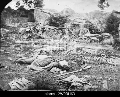 Gettysburg, Pennsylvania. Dead Confederate sharpshooter in 'Devil's Den', O'Sullivan, Timothy H., 1840-1882, photographer, 1863 July., United States, History, Civil War, 1861-1865, Glass negatives, 1860-1870, Stereographs, 1860-1870, 1 negative: glass, stereograph, wet collodion, 4 x 10 in Stock Photo