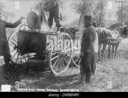 Cooking for French soldiers during battle, Photograph shows men cooking on wagons for French soldiers during World War I., between ca. 1914 and ca. 1915, World War, 1914-1918, Glass negatives, 1 negative: glass Stock Photo