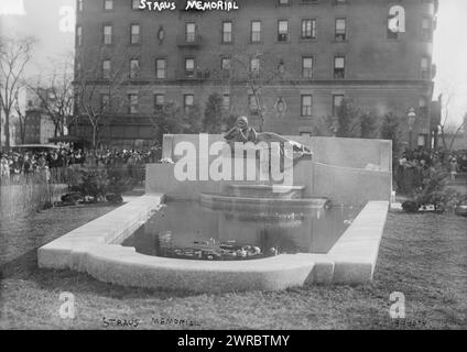 Straus Memorial, Photograph shows Straus Memorial Park in New York City. The memorial and park was dedicated on April 15, 1915, the third anniversary of the death of Isidore and Ida Straus on the Titanic., 1915 April 15, Glass negatives, 1 negative: glass Stock Photo