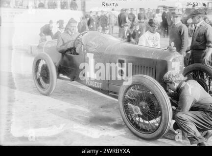 Resta, Photograph shows Dario Resta (1882-1924), an Italian-British racecar driver who came in a close second at the 1915 Indianapolis 500., between ca. 1910 and ca. 1915, Glass negatives, 1 negative: glass Stock Photo