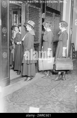 Arriving, Martha Washington Hotel, between ca. 1915 and ca. 1920, Glass negatives, 1 negative: glass Stock Photo
