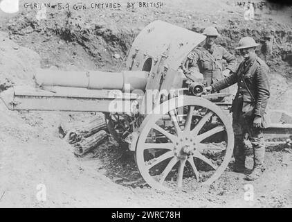 German 5.9 gun captured by British, Photograph shows British Royal Artillery officers of the 9th Division examining a German 5.9 inch howitzer captured in the west bank of Happy Valley, during the Battle of Arras, a French city on the Western Front of World War I., 1917 Feb. 13, World War, 1914-1918, Glass negatives, 1 negative: glass Stock Photo