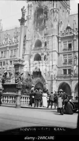 Crowd watching Rathaus clock, Munich City Hall, Photograph shows the Rathaus Glockenspiel in Munich, Germany., 1918 Nov. 9, Munich, Nitrate negatives., Nitrate negatives, 1 negative: nitrate Stock Photo