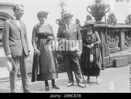 Caruso wedding, Photograph shows (left to right) Bruno Zirato (1884-1972), the personal assistant of opera singer Enrico Caruso, Enrico Caruso's wife, Dorothy Park Benjamin; Enrico Caruso and Mrs. J.S. Keith., between ca. 1915 and ca. 1920, Glass negatives, 1 negative: glass Stock Photo