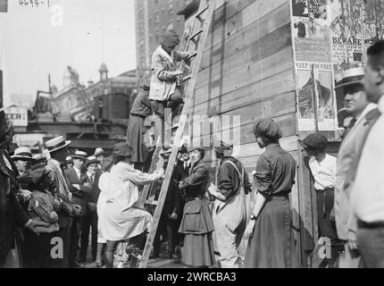 Theater, Times Sq. being painted, Photograph shows women of the Woman's Reserve Camouflage Corps of the National League for Woman's Service painting the Times Square War Savings Stamp theater., 1918 Aug. 20, World War, 1914-1918, Glass negatives, 1 negative: glass Stock Photo