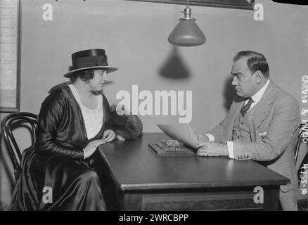 Caruso & Muzio, Photograph shows tenor opera singer Enrico Caruso (1873