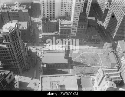 From Woolworth Bldg., Photograph shows an aerial view from the Woolworth Building of St. Paul's Chapel in lower Manhattan, New York City., between ca. 1915 and ca. 1920, Glass negatives, 1 negative: glass Stock Photo
