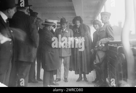 Caruso saying farewell to E.M. Gattle, Photograph shows Italian tenor opera singer Enrico Caruso (1873-1921) and his wife, the former Miss Dorothy Park Benjamin (1893-1955) on the ship Giuseppe Verdi with New York jeweler E.M. Gattle., 1919 May 24, Glass negatives, 1 negative: glass Stock Photo