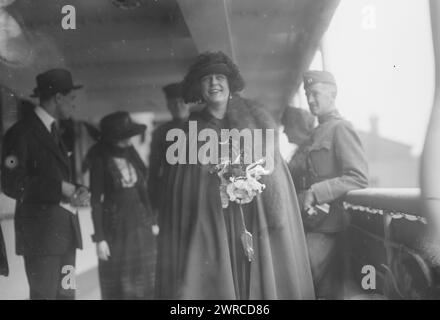 Mrs. E. Caruso, Photograph shows the wife of Enrico Caruso, the former Miss Dorothy Park Benjamin (1893-1955) boarding the ship Giuseppe Verdi., 1919 May 24, Glass negatives, 1 negative: glass Stock Photo
