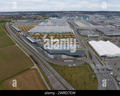 Mercedes-Benz Werk Sindelfingen, Tor 5. In der Factory 56 werden neben der E- und S-Klasse in drei Varianten auch die ersten EQ-Elektromodelle und Robo-Taxis produziert. Die Daimler AG spricht von der Automobil-Produktion der Zukunft . // :Sindelfingen, Baden-Württemberg, Deutschland, 10.03.2024 *** Mercedes Benz Sindelfingen plant, Gate 5 Factory 56 produces three variants of the E and S Class as well as the first EQ electric models and Robo Taxis Daimler AG talks about the automobile production of the future Sindelfingen, Baden Württemberg, Germany, 10 03 2024 Stock Photo