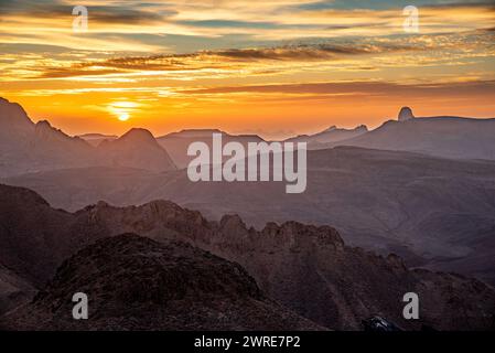 Paysage du Hoggar dans le désert du Sahara, Algérie. Une vue depuis l'Assekrem du coucher de soleil sur les montagnes de l'Atakor Stock Photo