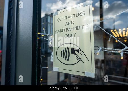 LONDON- JANUARY 22, 2024: Sign in central London retail shop stating that only contactless and card payments allowed. No Cash. Stock Photo