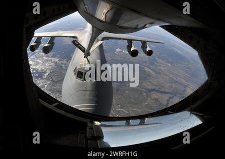 A KC-135 Stratotanker from Fairchild AFB, Wash., refuels a C-5 Galaxy from Travis Air Force Base, Calif., during a refueling mission March 13, 2014 Stock Photo