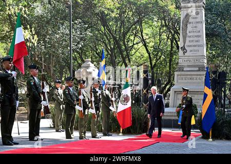 Mexico City, Mexico. 12th Mar, 2024. MEXICO CITY, MEXICO 20240312King Carl Gustaf laying a wreath at the Obelisco a los Niños Heroes during the state visit to Mexico. Photo: Jonas Ekströmer/TT/Code 10030 Credit: TT News Agency/Alamy Live News Stock Photo