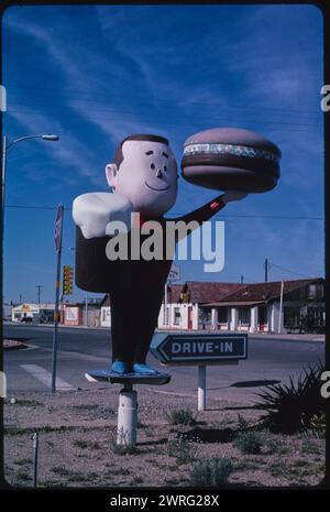 Carter's Drive-in statue and sign. Vintage Americana Photography.  Roadside Attractions.    Wilcox, Arizona. USA 2003 Stock Photo