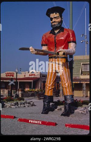 Giant Jolly Roger statue,  Vintage Americana Photography.  Roadside Attractions.     Ocean City, Maryland. USA 1980s Stock Photo